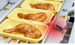 Charolas de alimento en una banda de producción