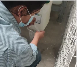 Técnico preparando producto para aplicación